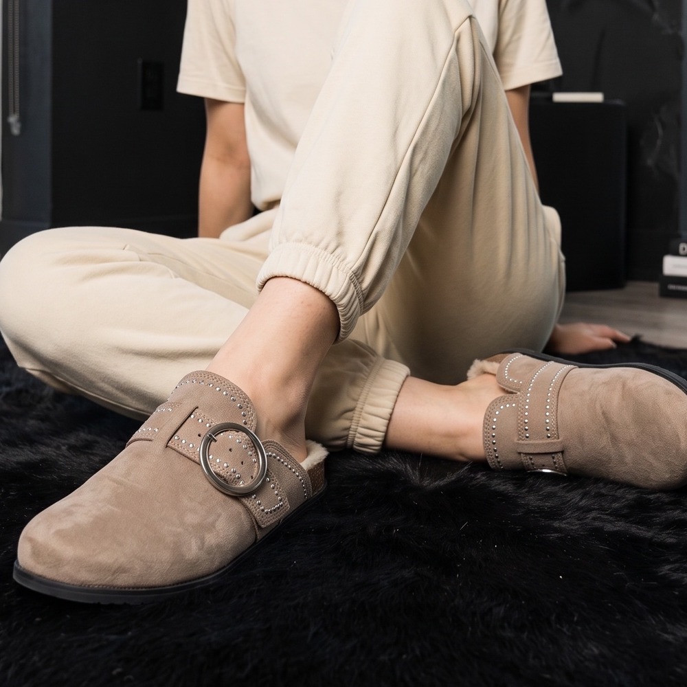 Seychelles Womens Taupe Faux Suede Studded Buckle Fur Lined Clogs Slip On Sz 7
